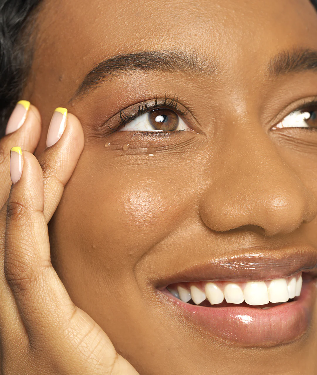 antioxidant peptide eye gel drops on eye